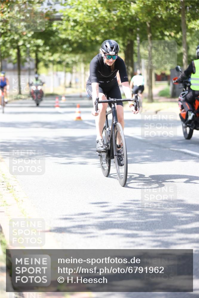 11.08.2024 - GEWOBA Citytriathlon Bremen H.Heesch http://msf.ph/oto/6791962 11.08.2024 13:19:33 Radfahren 500, 520, 560, 587, 667, xxx, 680, 700, 713 meine-sportfotos.de
