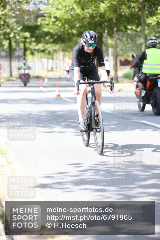 11.08.2024 - GEWOBA Citytriathlon Bremen H.Heesch http://msf.ph/oto/6791965 11.08.2024 13:19:34 Radfahren 251, 500, 520, 587, 667, xxx, 680, 700, 713 meine-sportfotos.de