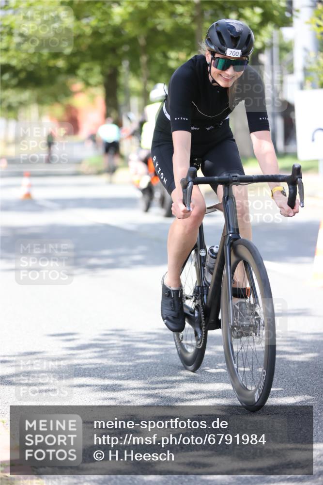 11.08.2024 - GEWOBA Citytriathlon Bremen H.Heesch http://msf.ph/oto/6791984 11.08.2024 13:19:34 Radfahren 251, 500, 520, 587, 667, xxx, 680, 700, 713 meine-sportfotos.de