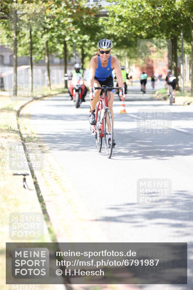 11.08.2024 - GEWOBA Citytriathlon Bremen H.Heesch http://msf.ph/oto/6791987 11.08.2024 13:19:36 Radfahren 251, 520, 587, 667, 680, 700, 713 meine-sportfotos.de