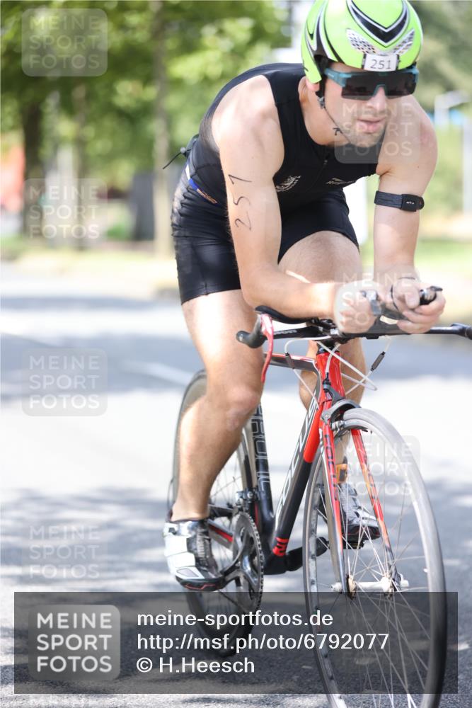 11.08.2024 - GEWOBA Citytriathlon Bremen H.Heesch http://msf.ph/oto/6792077 11.08.2024 13:19:45 Radfahren 251, 419, 525, 568, 595, 626, 686, 692, 700 meine-sportfotos.de