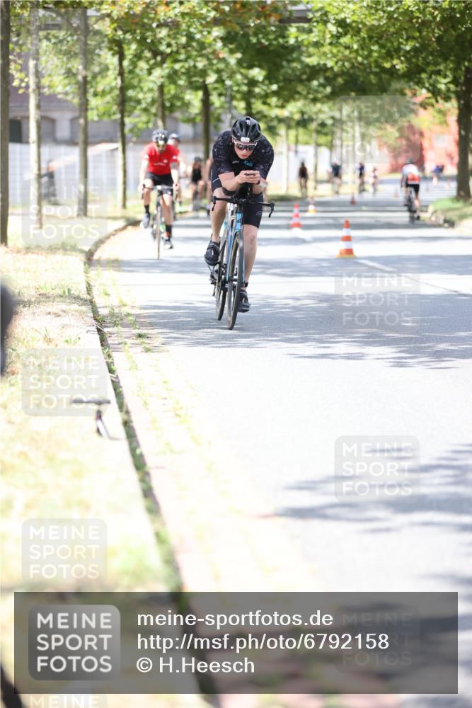 11.08.2024 - GEWOBA Citytriathlon Bremen H.Heesch http://msf.ph/oto/6792158 11.08.2024 13:19:54 Radfahren xxx, 251, 376, 419, 525, 568, 595, 603, 617, 626, 675, 686, 692, 701 meine-sportfotos.de