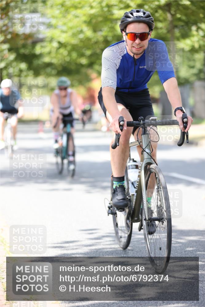 11.08.2024 - GEWOBA Citytriathlon Bremen H.Heesch http://msf.ph/oto/6792374 11.08.2024 13:20:04 Radfahren xxx, 376, 419, 525, 551, 568, 595, 603, 617, 675, 692, 701 meine-sportfotos.de
