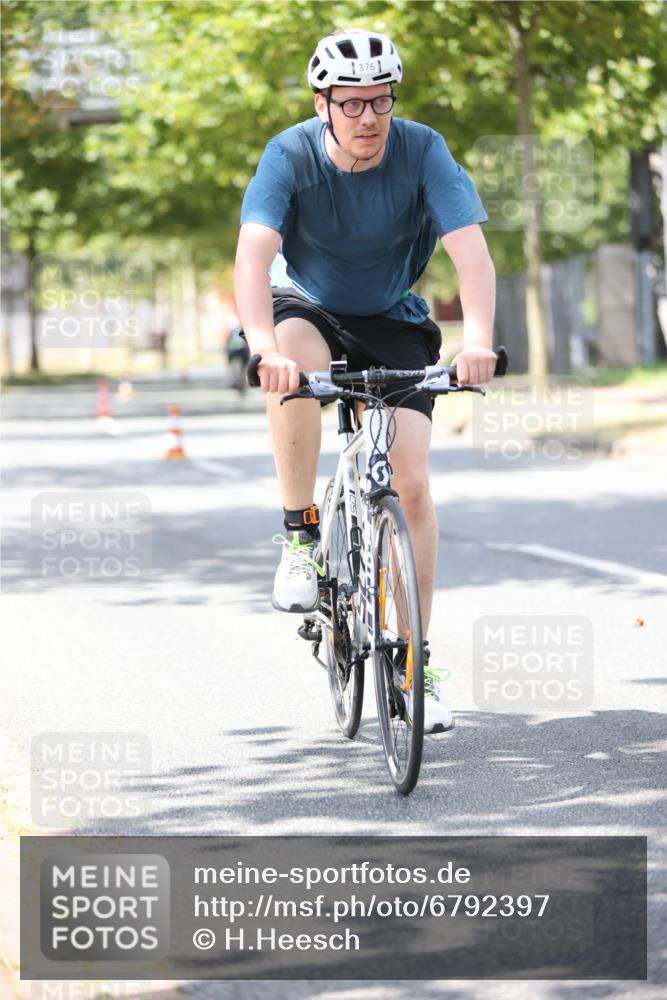 11.08.2024 - GEWOBA Citytriathlon Bremen H.Heesch http://msf.ph/oto/6792397 11.08.2024 13:20:05 Radfahren xxx, 376, 419, 525, 550, 551, 568, 595, 603, 617, 675, 692, 701 meine-sportfotos.de