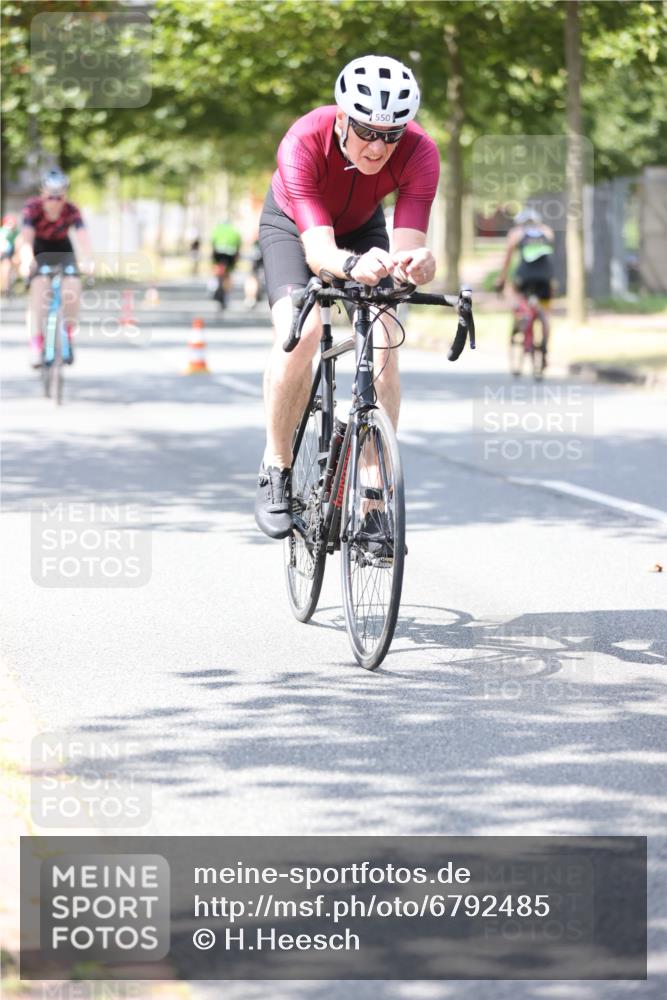 11.08.2024 - GEWOBA Citytriathlon Bremen H.Heesch http://msf.ph/oto/6792485 11.08.2024 13:20:21 Radfahren 550, 551, 606, 637, 681, 683, 685 meine-sportfotos.de
