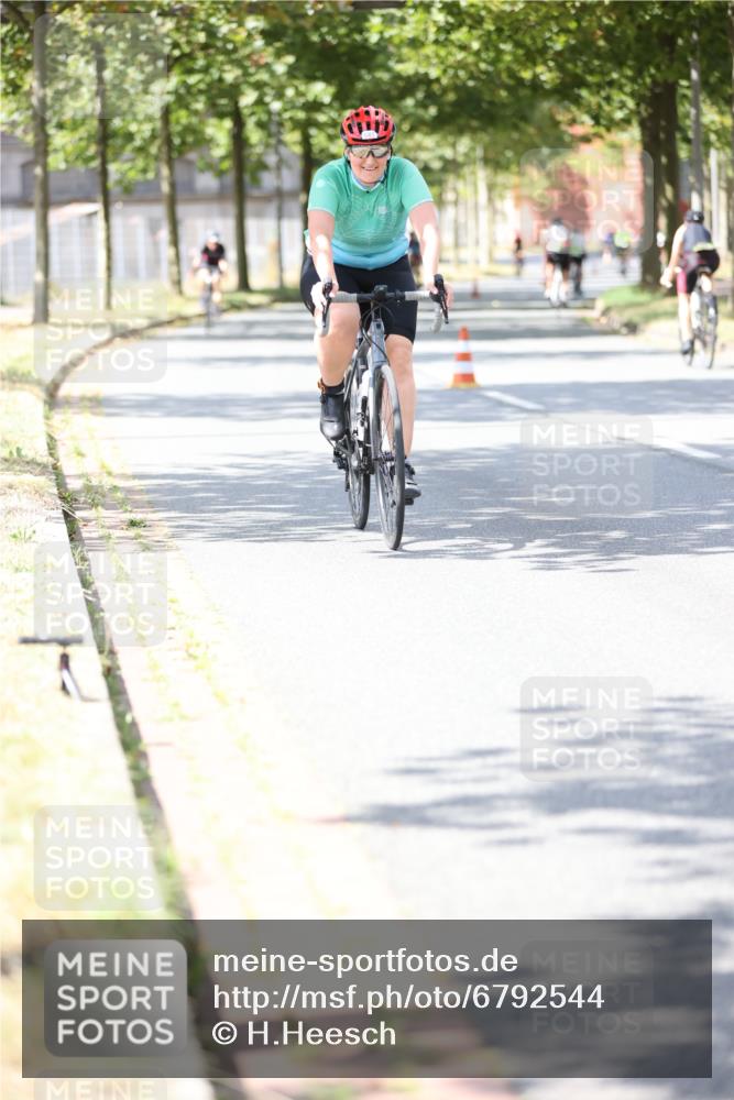 11.08.2024 - GEWOBA Citytriathlon Bremen H.Heesch http://msf.ph/oto/6792544 11.08.2024 13:20:26 Radfahren 550, 606, 637, 681, 683, 685, 687 meine-sportfotos.de