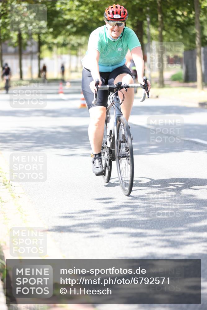 11.08.2024 - GEWOBA Citytriathlon Bremen H.Heesch http://msf.ph/oto/6792571 11.08.2024 13:20:27 Radfahren 550, 606, 637, 681, 683, 685, 687 meine-sportfotos.de
