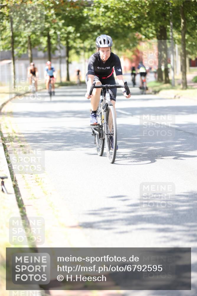 11.08.2024 - GEWOBA Citytriathlon Bremen H.Heesch http://msf.ph/oto/6792595 11.08.2024 13:20:30 Radfahren 550, 606, 637, 681, 683, 685, 687 meine-sportfotos.de