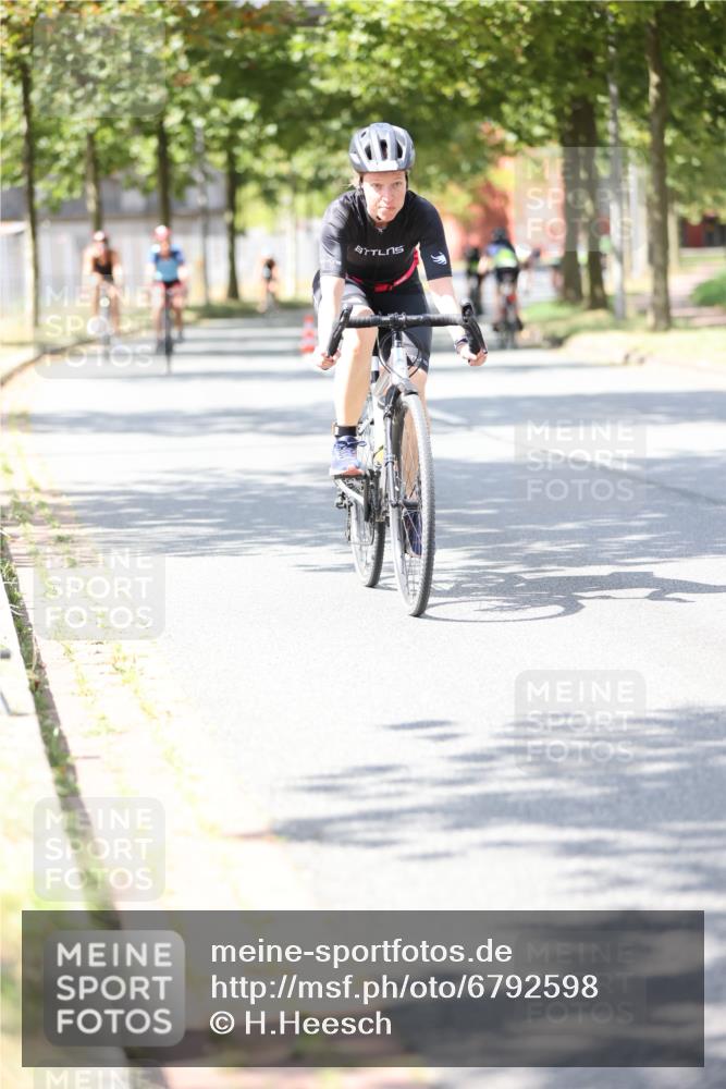 11.08.2024 - GEWOBA Citytriathlon Bremen H.Heesch http://msf.ph/oto/6792598 11.08.2024 13:20:30 Radfahren 550, 606, 637, 681, 683, 685, 687 meine-sportfotos.de