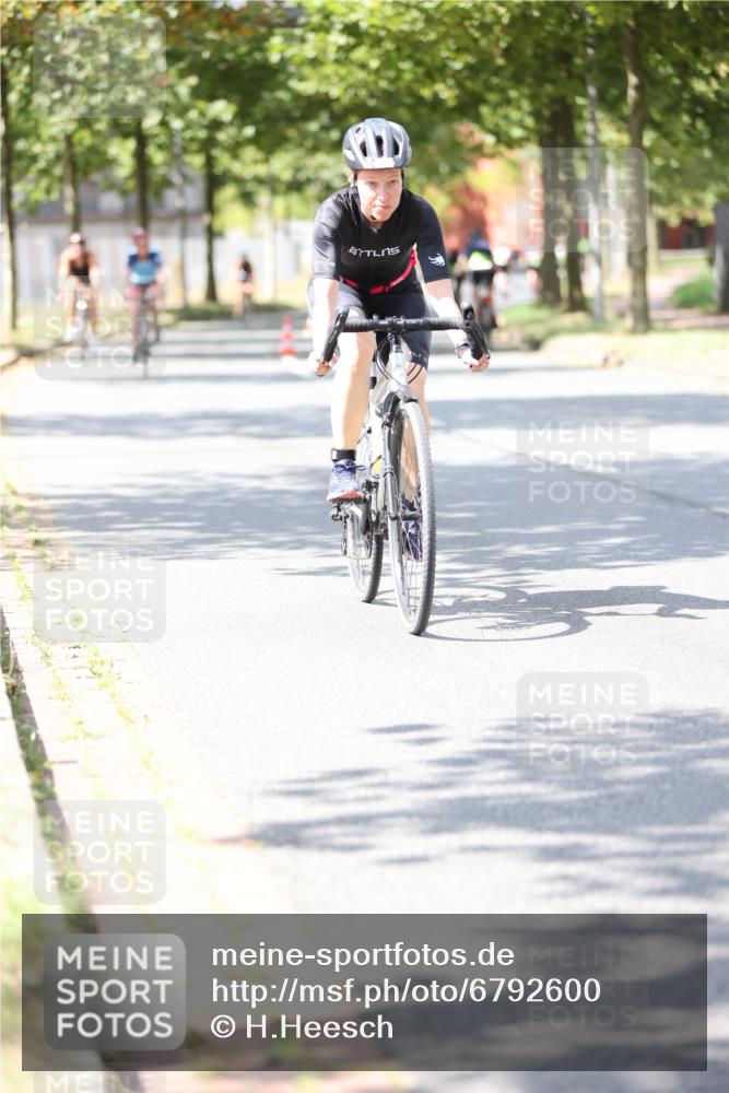 11.08.2024 - GEWOBA Citytriathlon Bremen H.Heesch http://msf.ph/oto/6792600 11.08.2024 13:20:31 Radfahren 606, 637, 681, 683, 685, 687 meine-sportfotos.de
