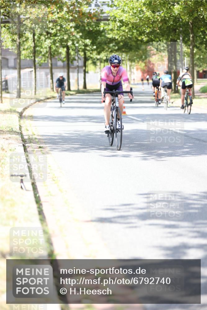 11.08.2024 - GEWOBA Citytriathlon Bremen H.Heesch http://msf.ph/oto/6792740 11.08.2024 13:20:49 Radfahren 230, 532, 642, 645, 657, 679, 706, 1037 meine-sportfotos.de