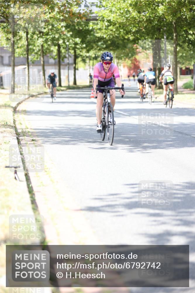 11.08.2024 - GEWOBA Citytriathlon Bremen H.Heesch http://msf.ph/oto/6792742 11.08.2024 13:20:50 Radfahren 230, 532, 642, 645, 657, 679, 706, 1037 meine-sportfotos.de