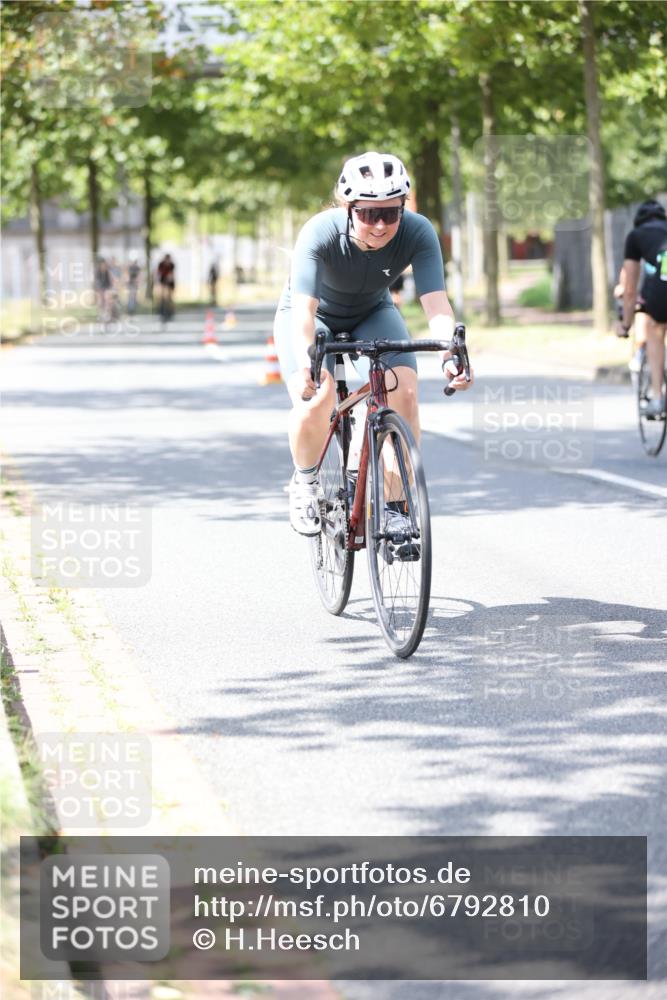 11.08.2024 - GEWOBA Citytriathlon Bremen H.Heesch http://msf.ph/oto/6792810 11.08.2024 13:20:52 Radfahren 230, 238, xxx, 532, 642, 645, 657, 679, 706, 1037 meine-sportfotos.de