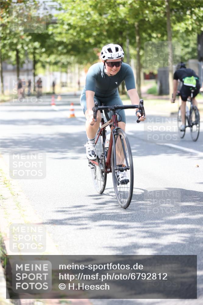11.08.2024 - GEWOBA Citytriathlon Bremen H.Heesch http://msf.ph/oto/6792812 11.08.2024 13:20:53 Radfahren 230, 238, xxx, 532, 642, 645, 657, 679, 706, 1037 meine-sportfotos.de