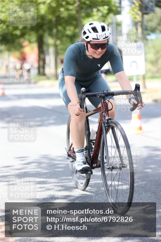 11.08.2024 - GEWOBA Citytriathlon Bremen H.Heesch http://msf.ph/oto/6792826 11.08.2024 13:20:53 Radfahren 230, 238, xxx, 532, 642, 645, 657, 679, 706, 1037 meine-sportfotos.de