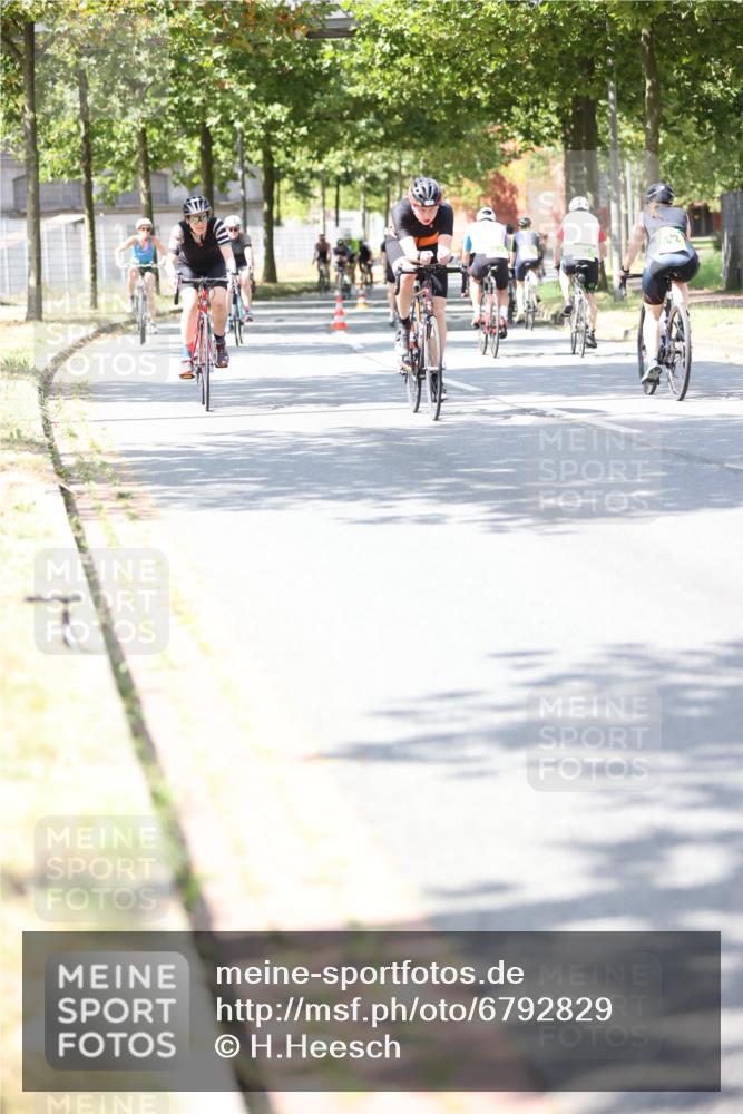 11.08.2024 - GEWOBA Citytriathlon Bremen H.Heesch http://msf.ph/oto/6792829 11.08.2024 13:20:56 Radfahren 230, 238, xxx, 408, 532, 642, 645, 657, 679, 706, 1037 meine-sportfotos.de
