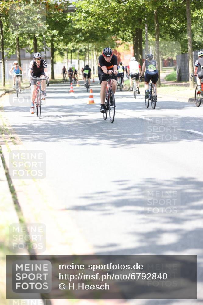 11.08.2024 - GEWOBA Citytriathlon Bremen H.Heesch http://msf.ph/oto/6792840 11.08.2024 13:20:56 Radfahren 230, 238, xxx, 408, 532, 642, 645, 657, 679, 706, 1037 meine-sportfotos.de