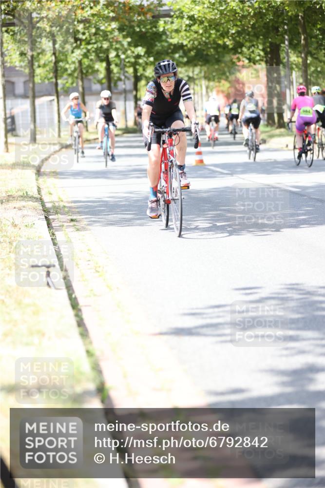 11.08.2024 - GEWOBA Citytriathlon Bremen H.Heesch http://msf.ph/oto/6792842 11.08.2024 13:20:57 Radfahren 230, 238, xxx, 408, 532, 642, 645, 657, 679, 706, 1037 meine-sportfotos.de