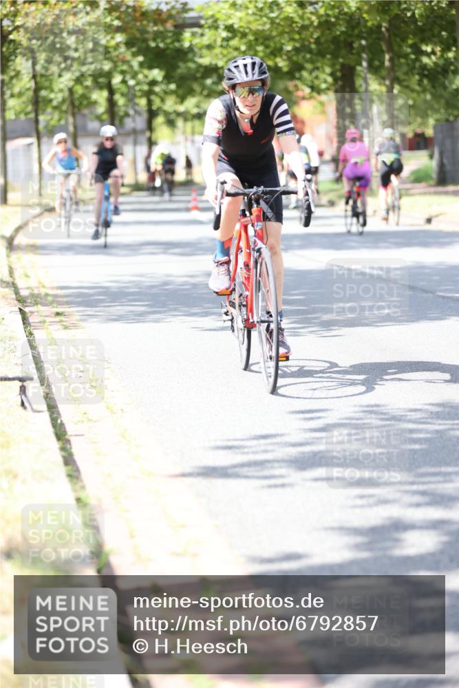 11.08.2024 - GEWOBA Citytriathlon Bremen H.Heesch http://msf.ph/oto/6792857 11.08.2024 13:20:57 Radfahren 230, 238, xxx, 408, 532, 642, 645, 657, 679, 706, 1037 meine-sportfotos.de
