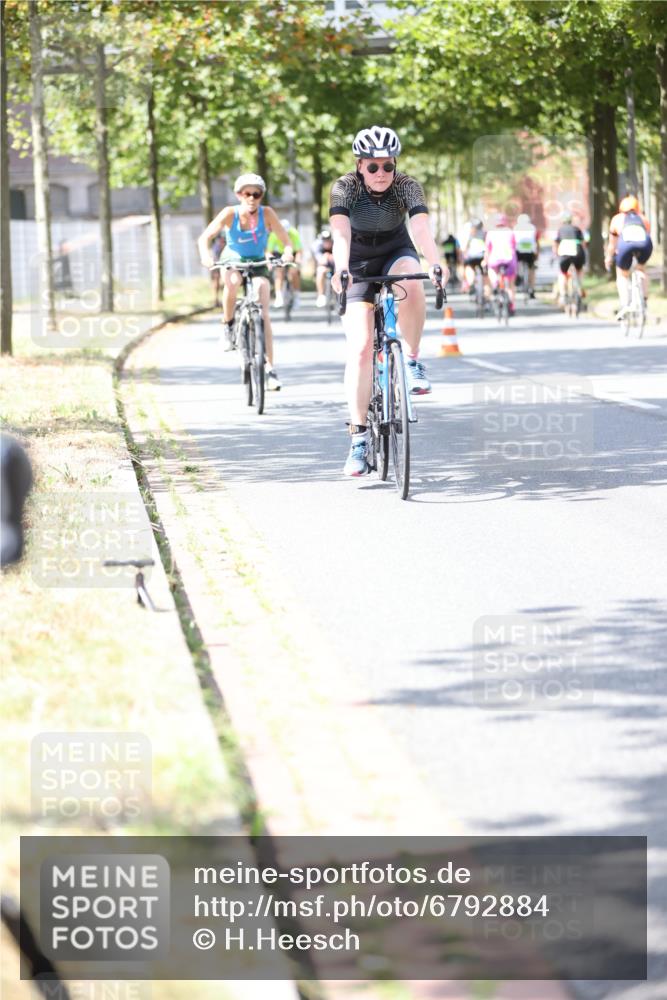 11.08.2024 - GEWOBA Citytriathlon Bremen H.Heesch http://msf.ph/oto/6792884 11.08.2024 13:20:58 Radfahren 211, 230, 238, xxx, 408, 532, 642, 645, 657, 679, 706, 1037 meine-sportfotos.de