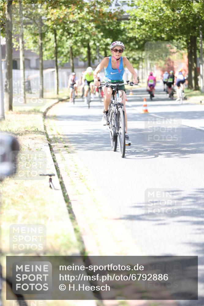 11.08.2024 - GEWOBA Citytriathlon Bremen H.Heesch http://msf.ph/oto/6792886 11.08.2024 13:20:59 Radfahren 211, 230, 238, xxx, 408, 532, 642, 645, 657, 679, 706, 1037 meine-sportfotos.de