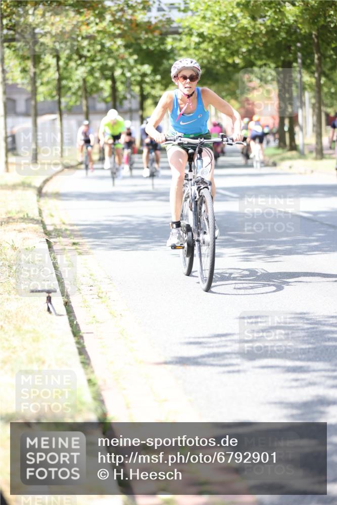 11.08.2024 - GEWOBA Citytriathlon Bremen H.Heesch http://msf.ph/oto/6792901 11.08.2024 13:20:59 Radfahren 211, 230, 238, xxx, 408, 532, 642, 645, 657, 679, 706, 1037 meine-sportfotos.de