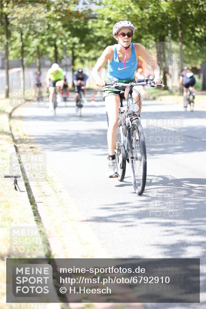 11.08.2024 - GEWOBA Citytriathlon Bremen H.Heesch http://msf.ph/oto/6792910 11.08.2024 13:21:00 Radfahren 211, 230, 238, xxx, 408, 532, 642, 645, 657, 679, 706, 1037 meine-sportfotos.de
