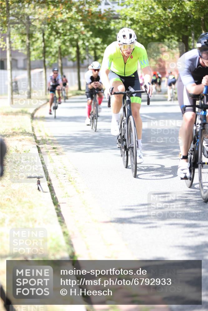 11.08.2024 - GEWOBA Citytriathlon Bremen H.Heesch http://msf.ph/oto/6792933 11.08.2024 13:21:01 Radfahren 211, 230, 238, xxx, 408, 532, 539, 642, 645, 657, 679, 706, 1037 meine-sportfotos.de