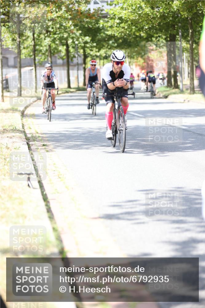 11.08.2024 - GEWOBA Citytriathlon Bremen H.Heesch http://msf.ph/oto/6792935 11.08.2024 13:21:02 Radfahren 211, 230, 238, xxx, 408, 532, 539, 642, 645, 657, 679, 706, 719, 1037 meine-sportfotos.de