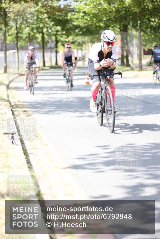 11.08.2024 - GEWOBA Citytriathlon Bremen H.Heesch http://msf.ph/oto/6792948 11.08.2024 13:21:02 Radfahren 211, 230, 238, xxx, 408, 532, 539, 642, 645, 657, 679, 706, 719, 1037 meine-sportfotos.de