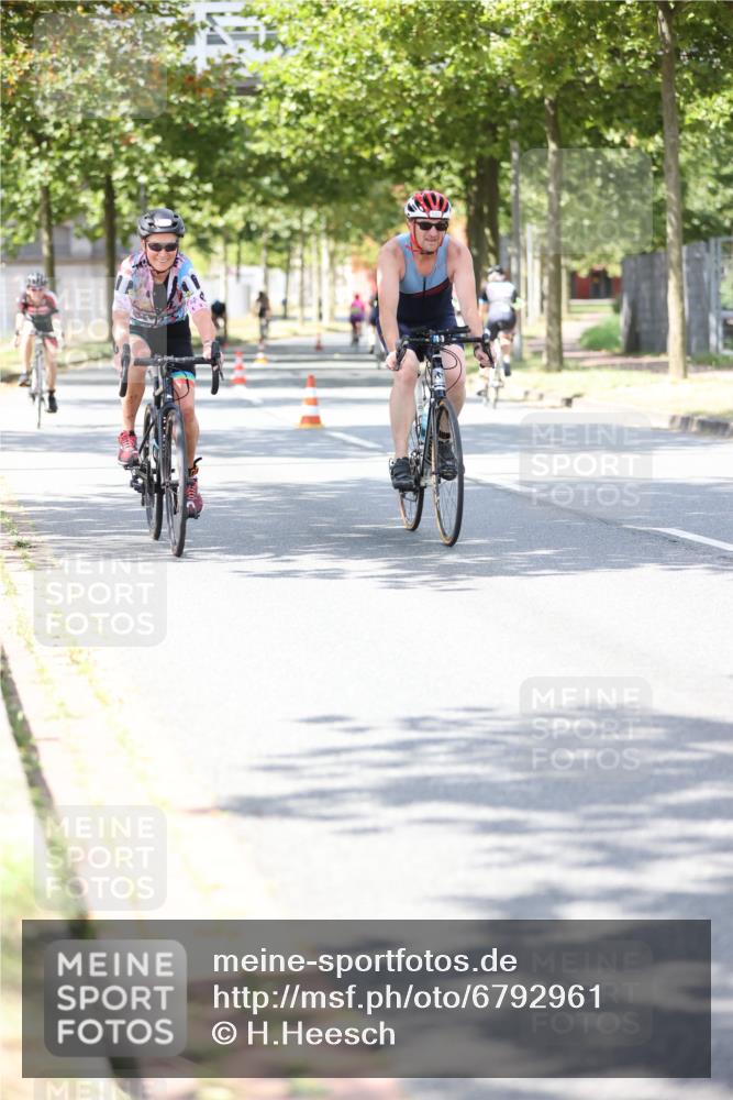 11.08.2024 - GEWOBA Citytriathlon Bremen H.Heesch http://msf.ph/oto/6792961 11.08.2024 13:21:03 Radfahren 211, 230, 238, xxx, 408, 532, 539, 642, 657, 679, 706, 719, 1037 meine-sportfotos.de