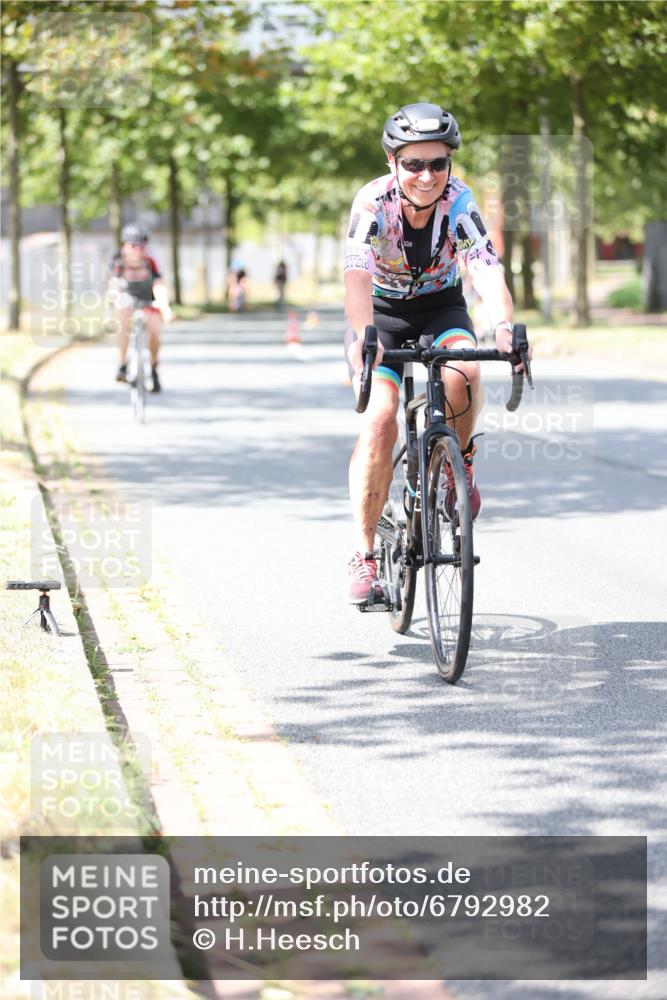 11.08.2024 - GEWOBA Citytriathlon Bremen H.Heesch http://msf.ph/oto/6792982 11.08.2024 13:21:04 Radfahren 211, 230, 238, xxx, 408, 532, 539, 642, 657, 679, 706, 719, 1037 meine-sportfotos.de