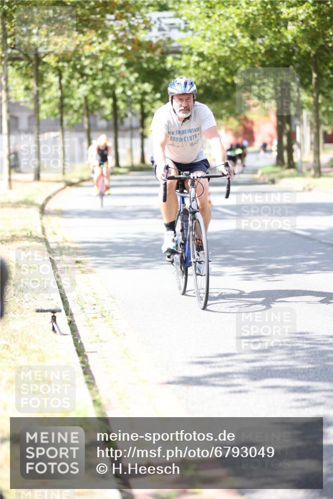 11.08.2024 - GEWOBA Citytriathlon Bremen H.Heesch http://msf.ph/oto/6793049 11.08.2024 13:21:17 Radfahren 211, 238, 408, 539, 569, 673, 719 meine-sportfotos.de