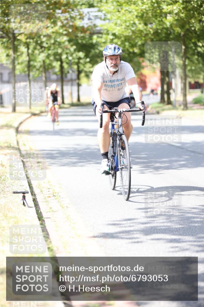 11.08.2024 - GEWOBA Citytriathlon Bremen H.Heesch http://msf.ph/oto/6793053 11.08.2024 13:21:17 Radfahren 211, 238, 408, 539, 569, 673, 719 meine-sportfotos.de