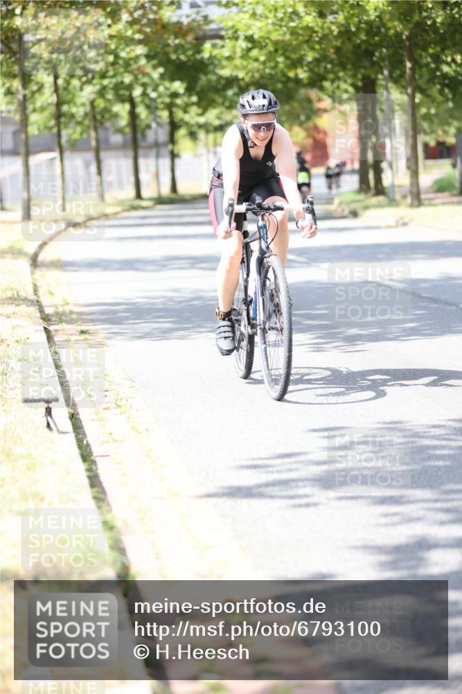 11.08.2024 - GEWOBA Citytriathlon Bremen H.Heesch http://msf.ph/oto/6793100 11.08.2024 13:21:21 Radfahren 211, 539, 569, 673, 719 meine-sportfotos.de