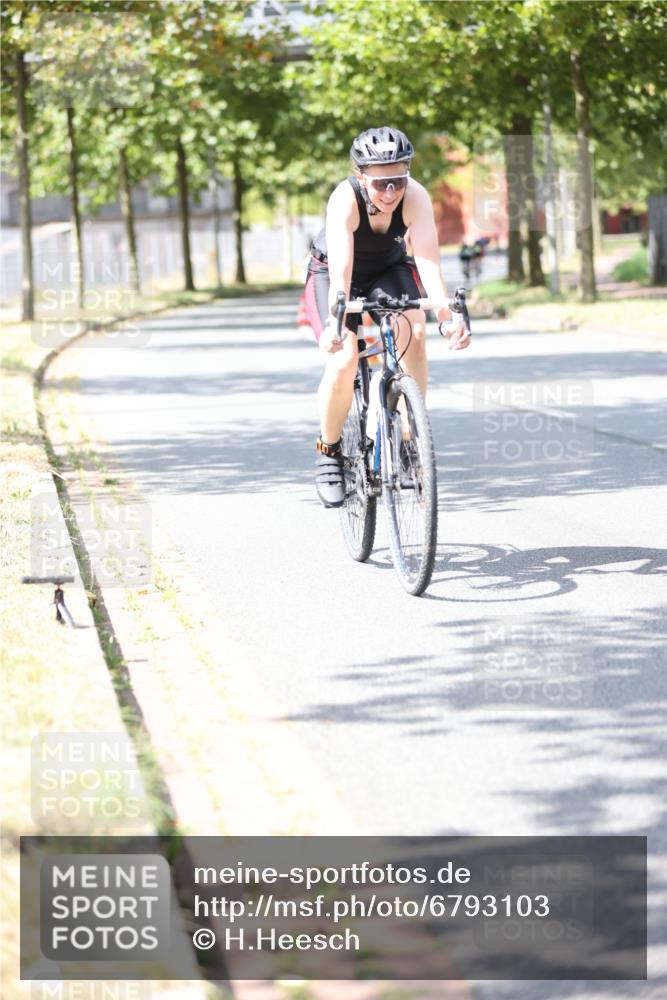 11.08.2024 - GEWOBA Citytriathlon Bremen H.Heesch http://msf.ph/oto/6793103 11.08.2024 13:21:22 Radfahren 211, 539, 569, 673, 719 meine-sportfotos.de