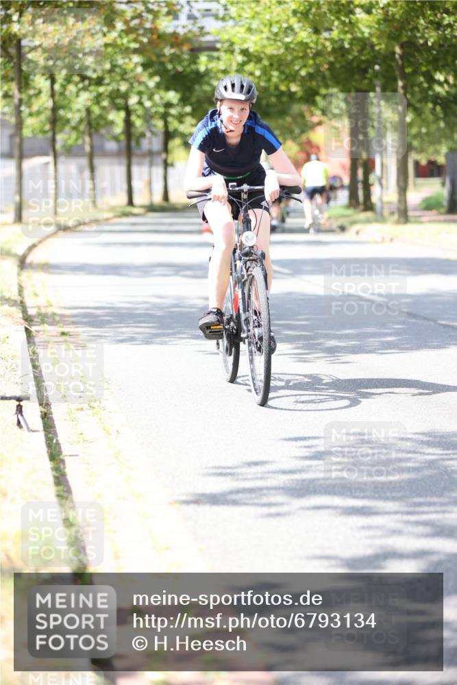 11.08.2024 - GEWOBA Citytriathlon Bremen H.Heesch http://msf.ph/oto/6793134 11.08.2024 13:21:32 Radfahren 267, 569, 607, 612, 625, 671, 676 meine-sportfotos.de