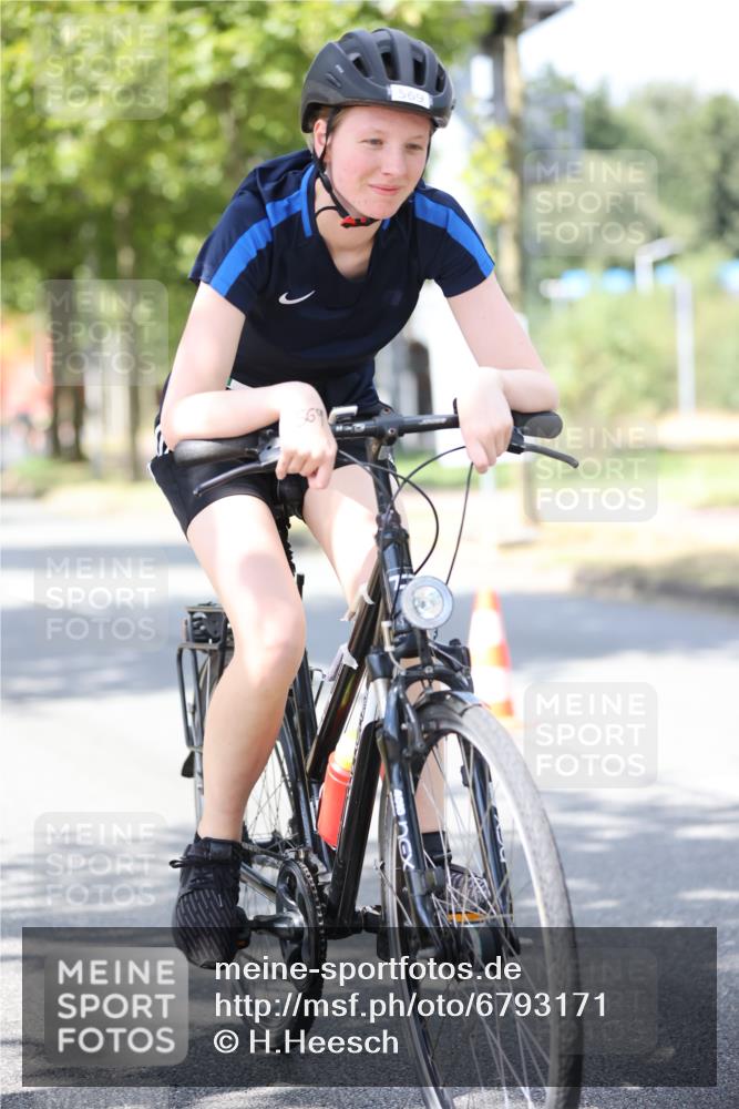 11.08.2024 - GEWOBA Citytriathlon Bremen H.Heesch http://msf.ph/oto/6793171 11.08.2024 13:21:33 Radfahren 267, 569, 582, 607, 612, 614, 625, 671, 676 meine-sportfotos.de