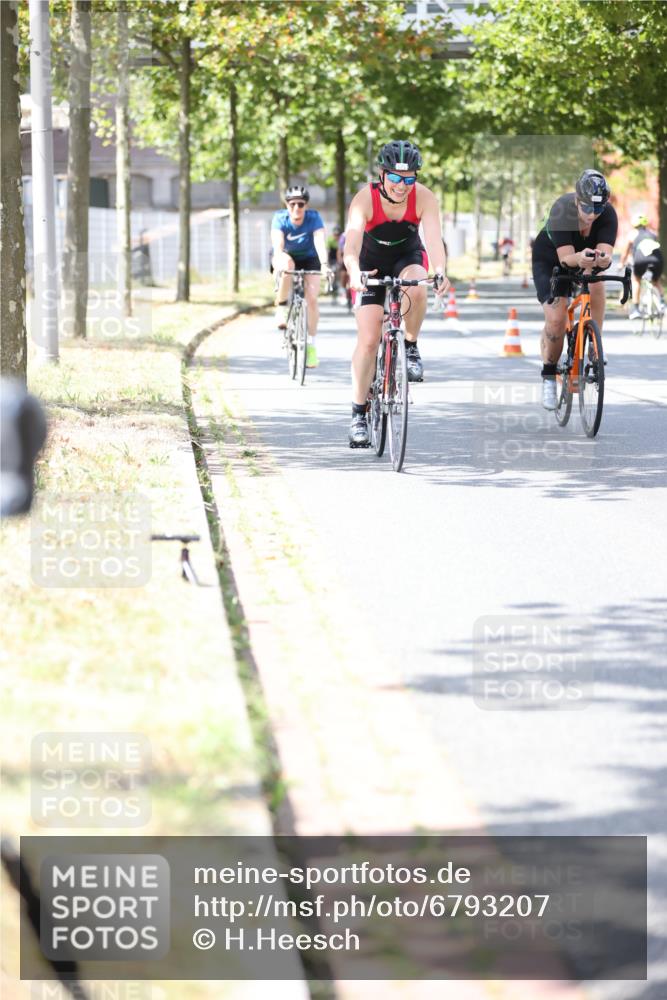 11.08.2024 - GEWOBA Citytriathlon Bremen H.Heesch http://msf.ph/oto/6793207 11.08.2024 13:21:43 Radfahren 267, 554, 555, 571, 582, 592, 607, 612, 614, 622, 624, 625, 671, 676, 684 meine-sportfotos.de