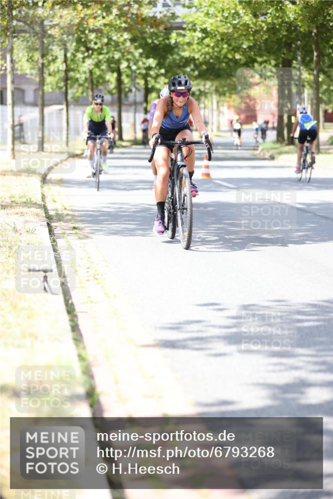 11.08.2024 - GEWOBA Citytriathlon Bremen H.Heesch http://msf.ph/oto/6793268 11.08.2024 13:21:47 Radfahren 267, 554, 555, 571, 582, 592, 607, 612, 614, 622, 624, 625, 671, 676, 684 meine-sportfotos.de