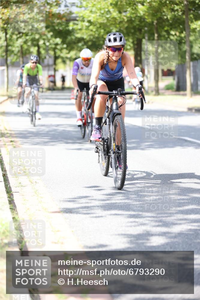 11.08.2024 - GEWOBA Citytriathlon Bremen H.Heesch http://msf.ph/oto/6793290 11.08.2024 13:21:47 Radfahren 267, 554, 555, 571, 582, 592, 607, 612, 614, 622, 624, 625, 671, 676, 684 meine-sportfotos.de