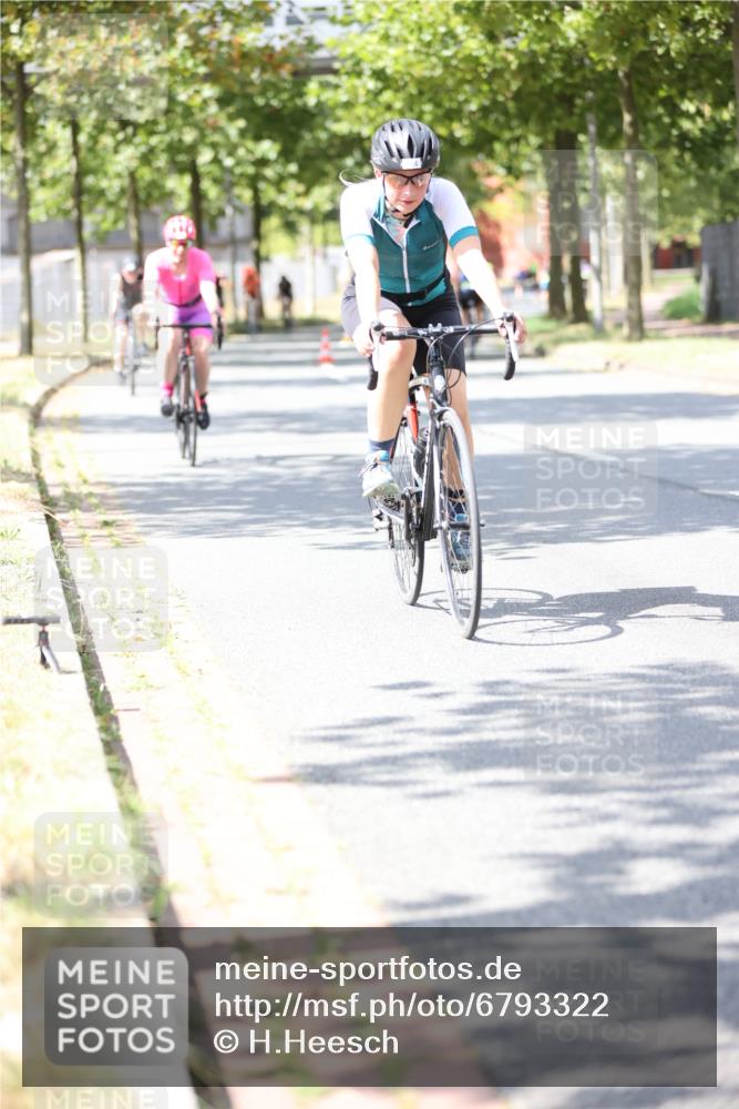 11.08.2024 - GEWOBA Citytriathlon Bremen H.Heesch http://msf.ph/oto/6793322 11.08.2024 13:21:49 Radfahren 267, 545, 554, 555, 571, 582, 592, 607, 612, 614, 622, 624, 625, 671, 676, 684 meine-sportfotos.de