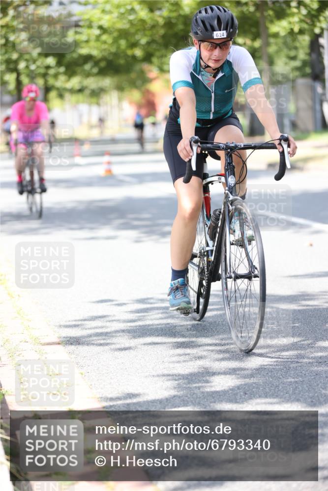 11.08.2024 - GEWOBA Citytriathlon Bremen H.Heesch http://msf.ph/oto/6793340 11.08.2024 13:21:50 Radfahren 267, 545, 554, 555, 571, 582, 592, 607, 612, 614, 622, 624, 625, 671, 676, 684 meine-sportfotos.de