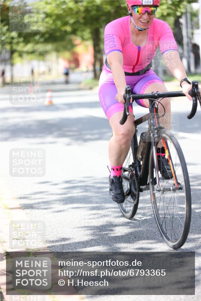 11.08.2024 - GEWOBA Citytriathlon Bremen H.Heesch http://msf.ph/oto/6793365 11.08.2024 13:21:51 Radfahren 267, 545, 554, 555, 571, 582, 592, 607, 612, 614, 622, 624, 625, 671, 676, 684 meine-sportfotos.de