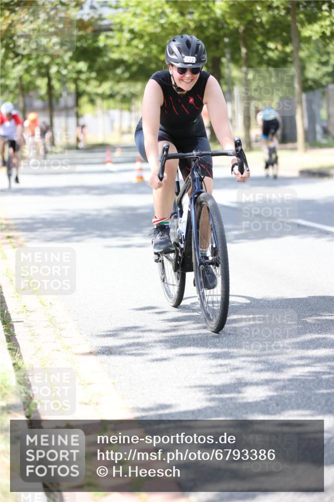 11.08.2024 - GEWOBA Citytriathlon Bremen H.Heesch http://msf.ph/oto/6793386 11.08.2024 13:21:53 Radfahren 267, 545, 554, 555, 571, 582, 592, 607, 612, 614, 622, 624, 639, 671, 676, 682, 684 meine-sportfotos.de