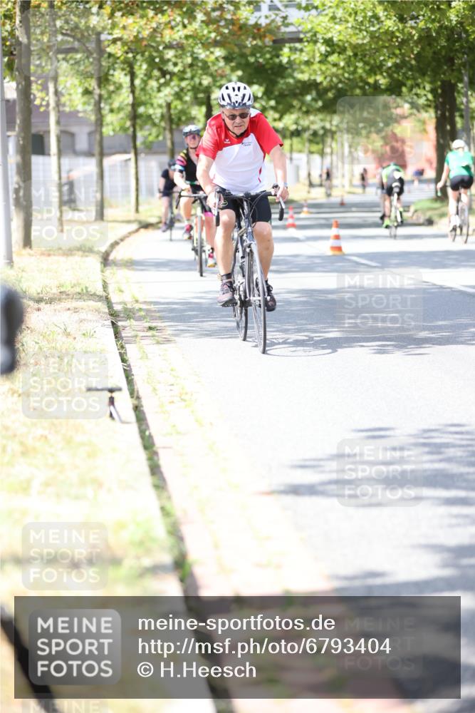 11.08.2024 - GEWOBA Citytriathlon Bremen H.Heesch http://msf.ph/oto/6793404 11.08.2024 13:21:54 Radfahren 545, 554, 555, 571, 582, 592, 607, 612, 614, 622, 624, 639, 668, 671, 676, 682, 684 meine-sportfotos.de