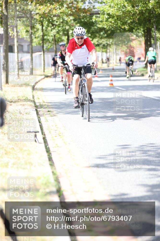 11.08.2024 - GEWOBA Citytriathlon Bremen H.Heesch http://msf.ph/oto/6793407 11.08.2024 13:21:55 Radfahren 545, 554, 555, 571, 582, 592, 607, 612, 614, 622, 624, 639, 668, 676, 682, 684 meine-sportfotos.de
