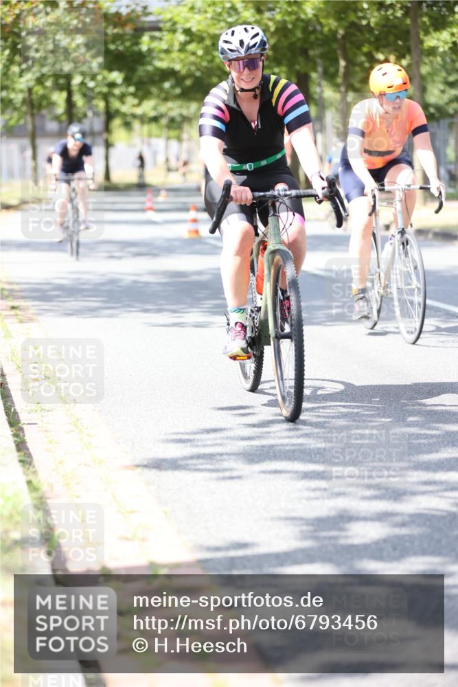 11.08.2024 - GEWOBA Citytriathlon Bremen H.Heesch http://msf.ph/oto/6793456 11.08.2024 13:21:56 Radfahren 545, 554, 555, 571, 582, 592, 612, 614, 622, 624, 639, 668, 682, 684 meine-sportfotos.de