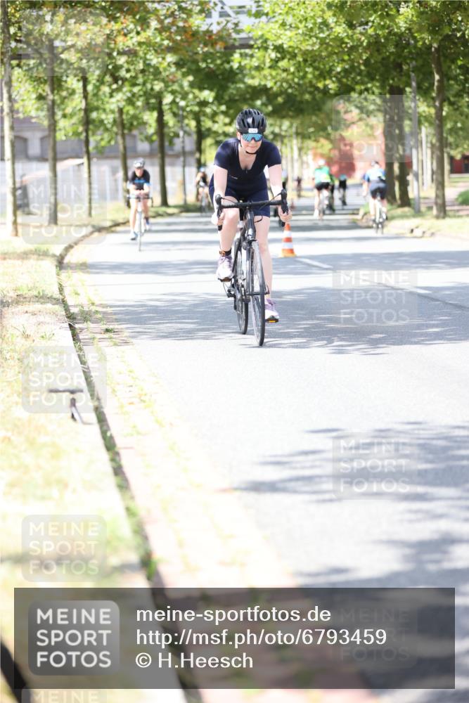 11.08.2024 - GEWOBA Citytriathlon Bremen H.Heesch http://msf.ph/oto/6793459 11.08.2024 13:21:57 Radfahren 545, 554, 555, 571, 582, 592, 614, 622, 624, 639, 668, 682, 684 meine-sportfotos.de