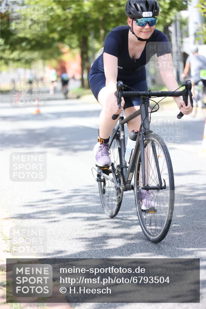 11.08.2024 - GEWOBA Citytriathlon Bremen H.Heesch http://msf.ph/oto/6793504 11.08.2024 13:21:58 Radfahren 545, 554, 555, 571, 582, 592, 614, 622, 624, 639, 668, 682, 684, 717 meine-sportfotos.de